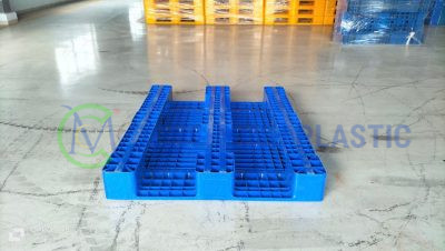 Pallet Nhựa 08 Lõi Thép Mặt Bít