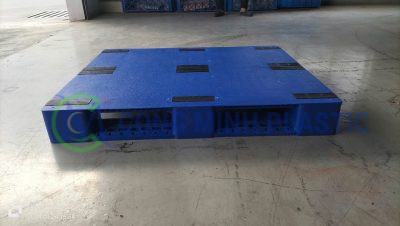 Pallet Nhựa 08 Lõi Thép Mặt Bít