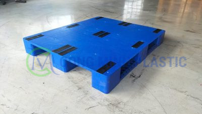 Pallet Nhựa 08 Lõi Thép Mặt Bít